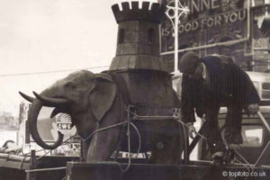 Elephant statue being removed from Elephant and Castle pub 1959 